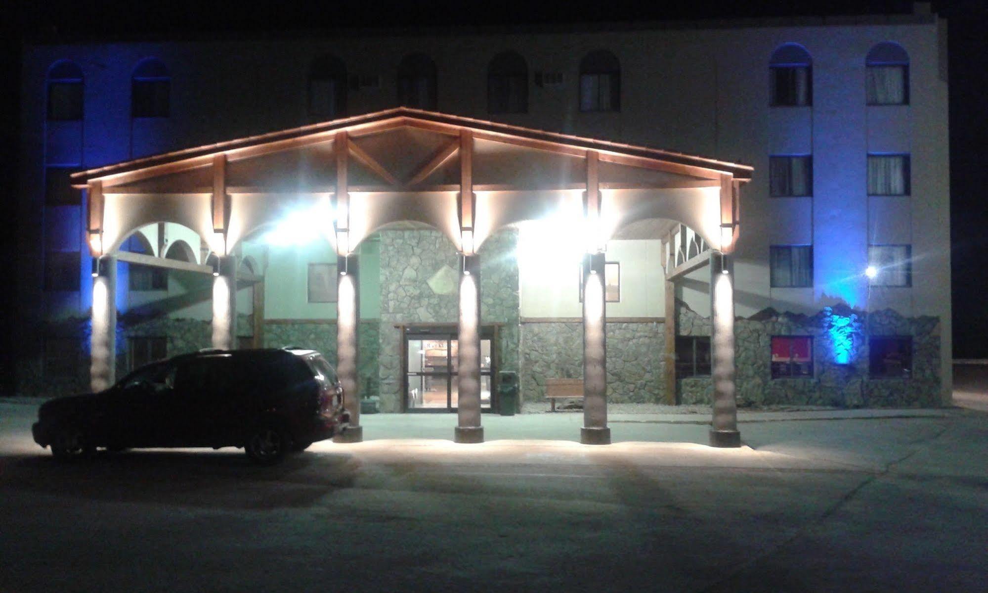 Blackstone Lodge And Suites Lead Exterior foto
